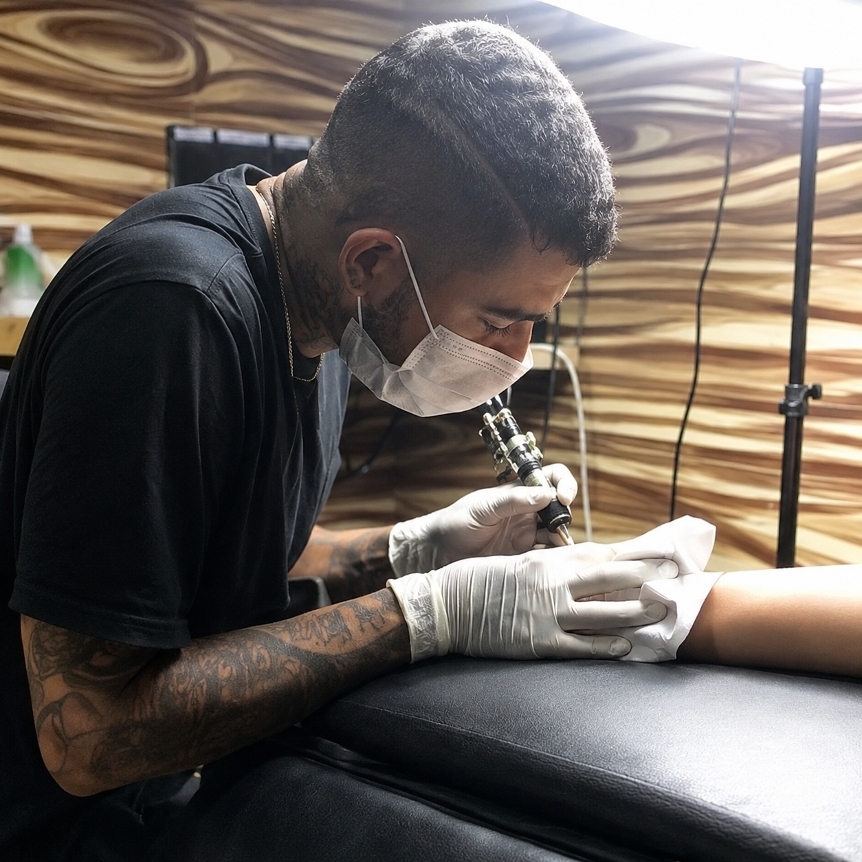 Talyson Ferreira tatuando